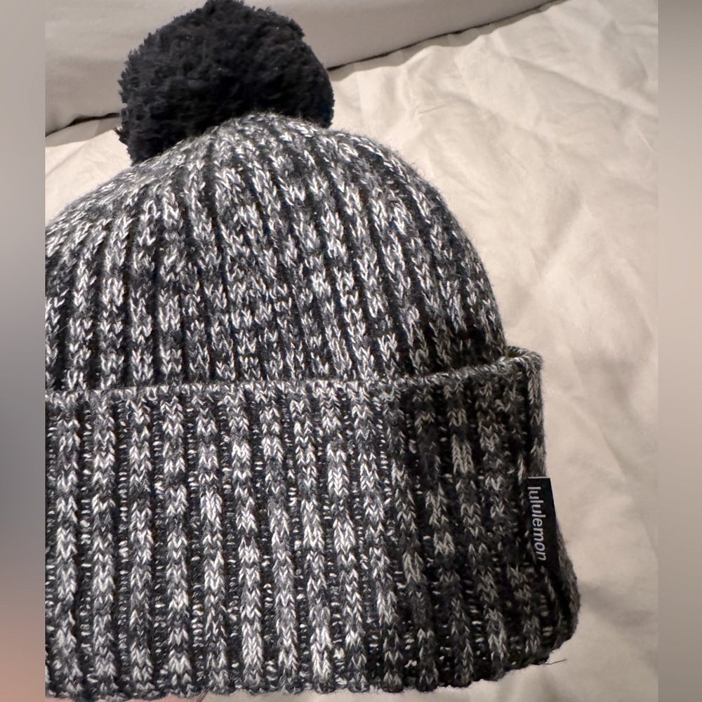 Lululemon Sherpa lined hat with pompom
